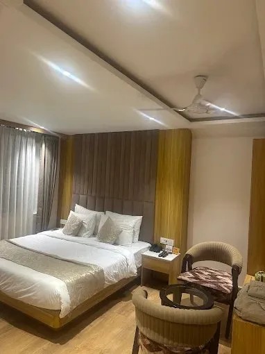 DELUXE ROOM