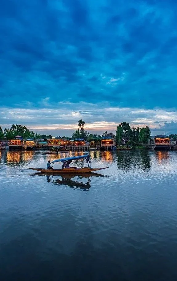 Kashmir Panorama | Valleys, Meadows & Lakes